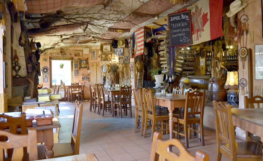 פארדוביצה Restaurant A Penzion Steak Station מראה חיצוני תמונה