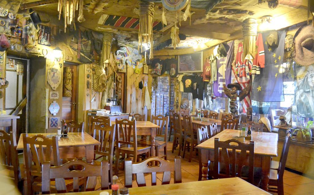 פארדוביצה Restaurant A Penzion Steak Station מראה חיצוני תמונה